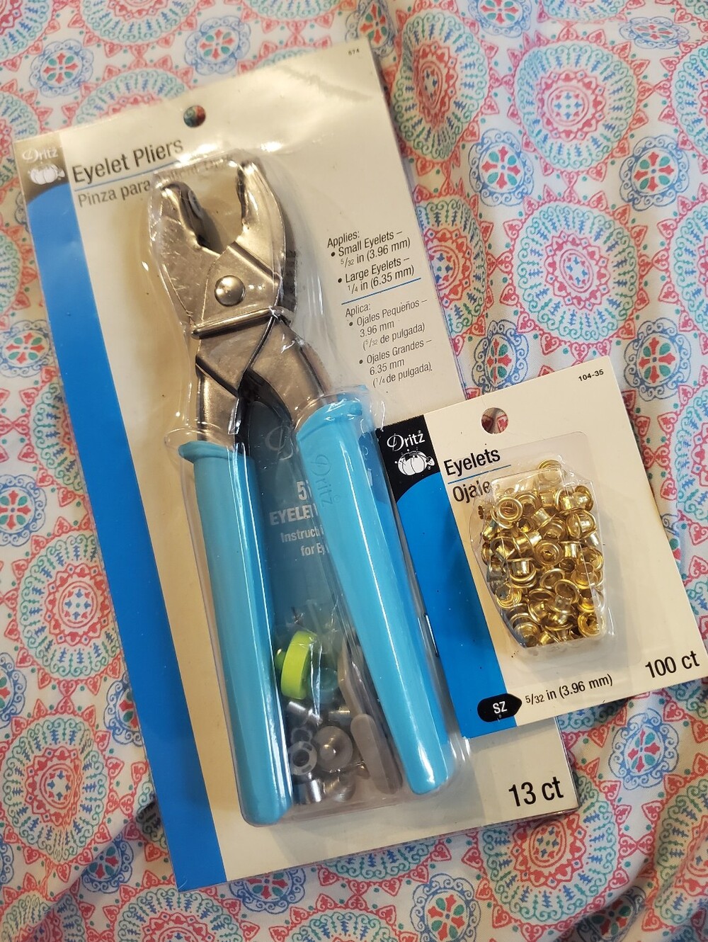 Dritz Eyelet Pliers with Gold Eyelets - Blue Handles